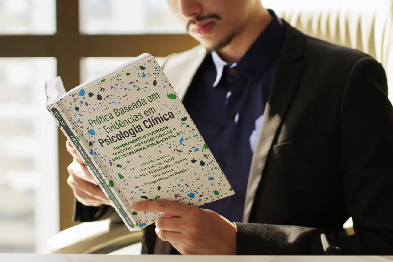 Lucas Braga com o livro Prática Baseada em Evidências em Psicologia Clínica
